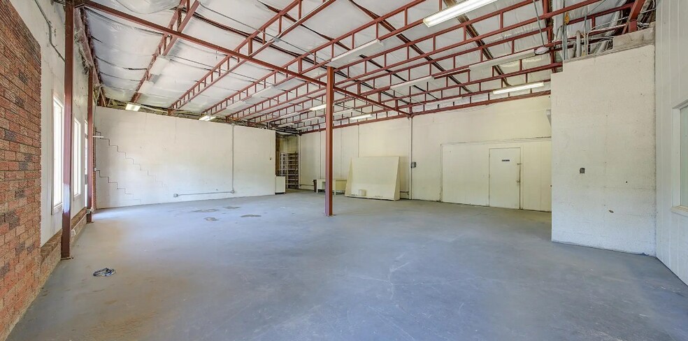 More Photos Of 1605 E Avenue A, Hooks Warehouse For Sale