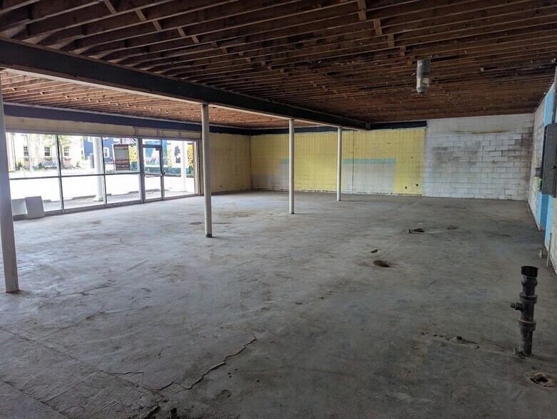 More Photos Of 34-36 W Franklin St, Centerville Storefront Retail Office For Lease