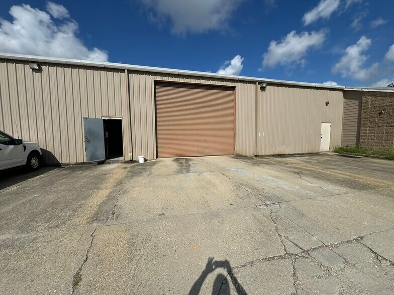 More Photos Of 11638 Sunbelt Ct, Baton Rouge Light Distribution For Lease