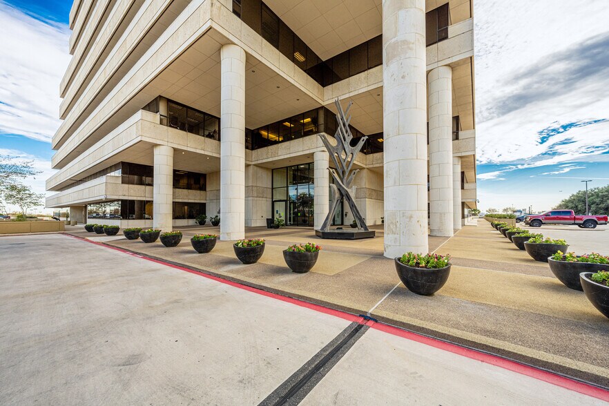 More Photos Of 601 NW Loop 410, San Antonio Office For Lease
