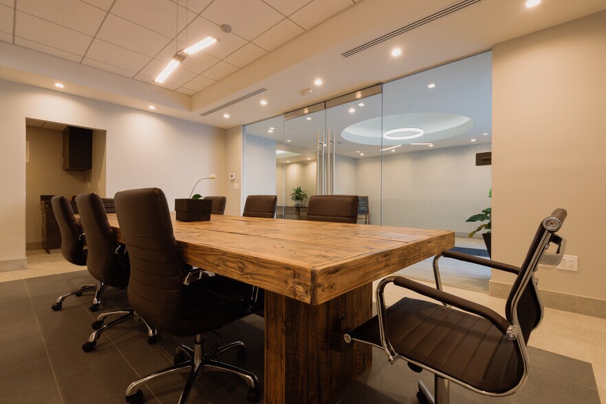 More Photos Of 6800 Owensmouth Ave, Woodland Hills Office For Lease