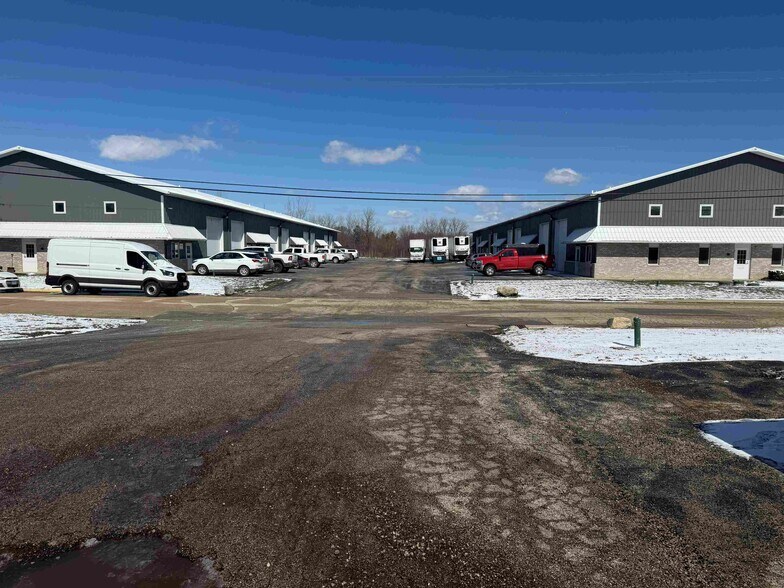 More Photos Of 1313 S Schoolhouse Rd, New Lenox Warehouse For Lease