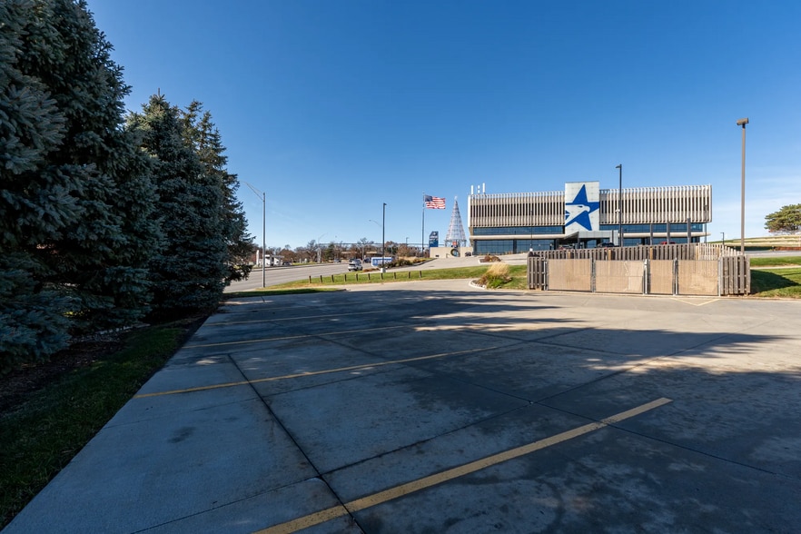 More Photos Of 8900 W Dodge Rd, Omaha Medical For Lease