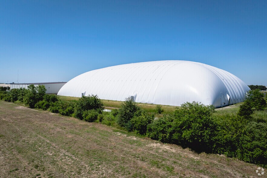 More Photos Of 10020 S Compass Dr, Rossford Health Club For Lease