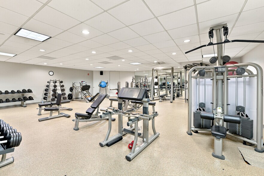 More Photos Of 1 Tower Ln, Oakbrook Terrace Office For Lease