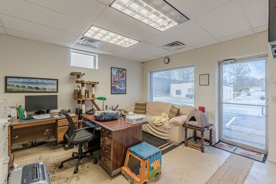 More Photos Of 614 King Arnold St, Hapeville Storefront Retail Office For Sale