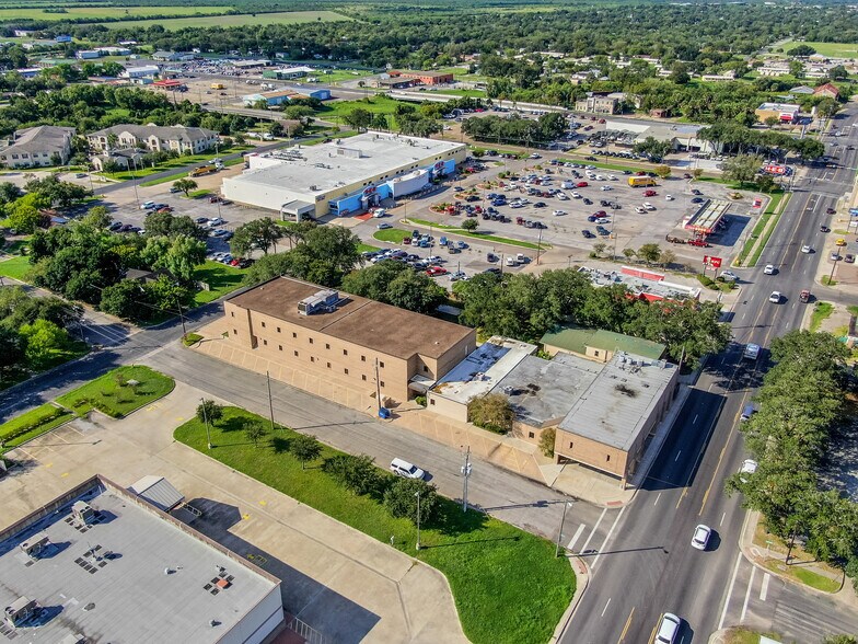 More Photos Of 208 E Houston St, Beeville Office For Sale