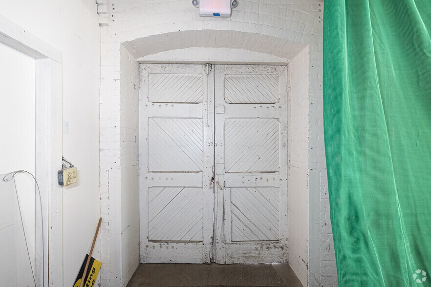 More Photos Of 221 Pine St, Florence Warehouse For Lease