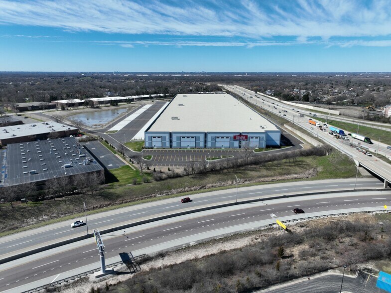 More Photos Of 4000 Commercial Ave, Northbrook Distribution For Lease