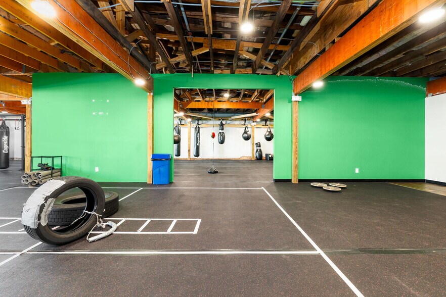 More Photos Of 111 Bank St, Oxford Sports And Entertainment For Lease