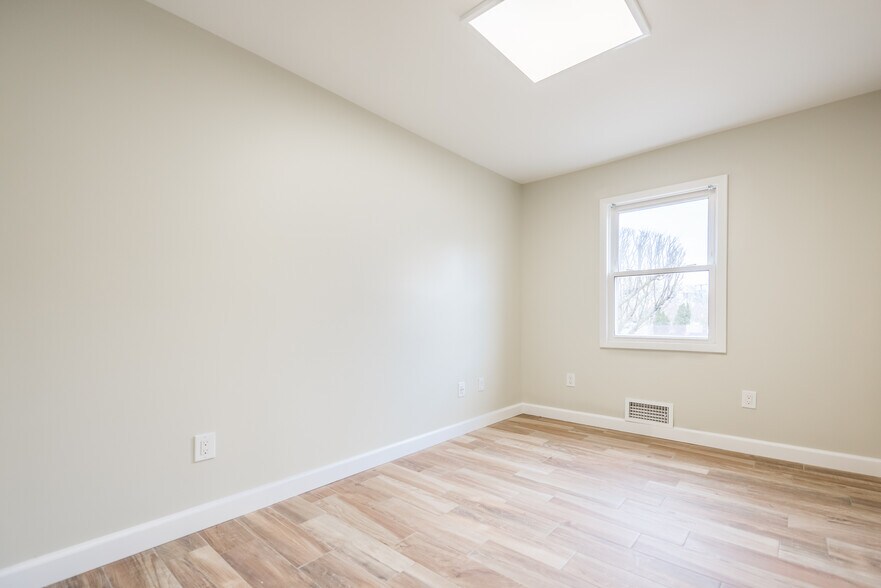 More Photos Of 2276 S Merrick Ave, Merrick Medical For Lease