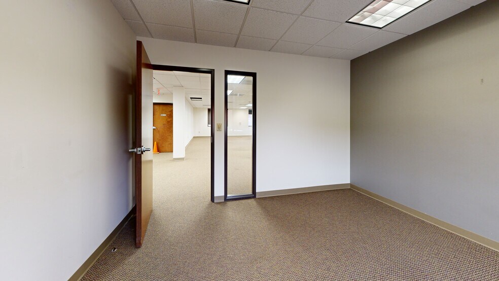 More Photos Of 2821 Lackland Rd, Fort Worth Office For Sale