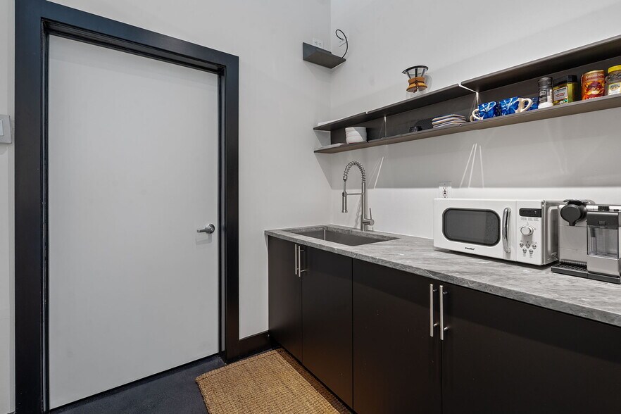 More Photos Of 508 E 53rd St, Austin Loft Creative Space For Sale