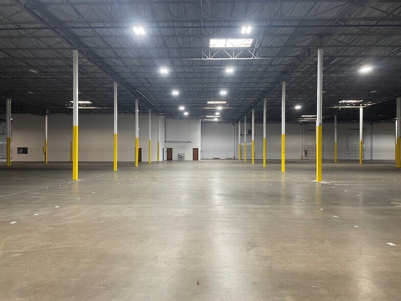 More Photos Of 2130-2160 French Settlement Rd, Dallas Distribution For Lease