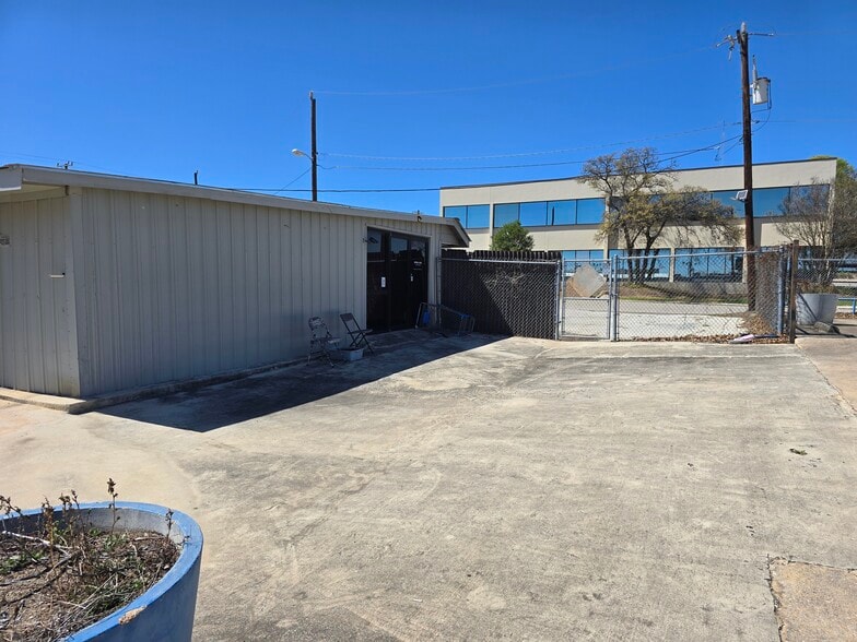 More Photos Of 10000 McCullough Ave, San Antonio Distribution For Sale