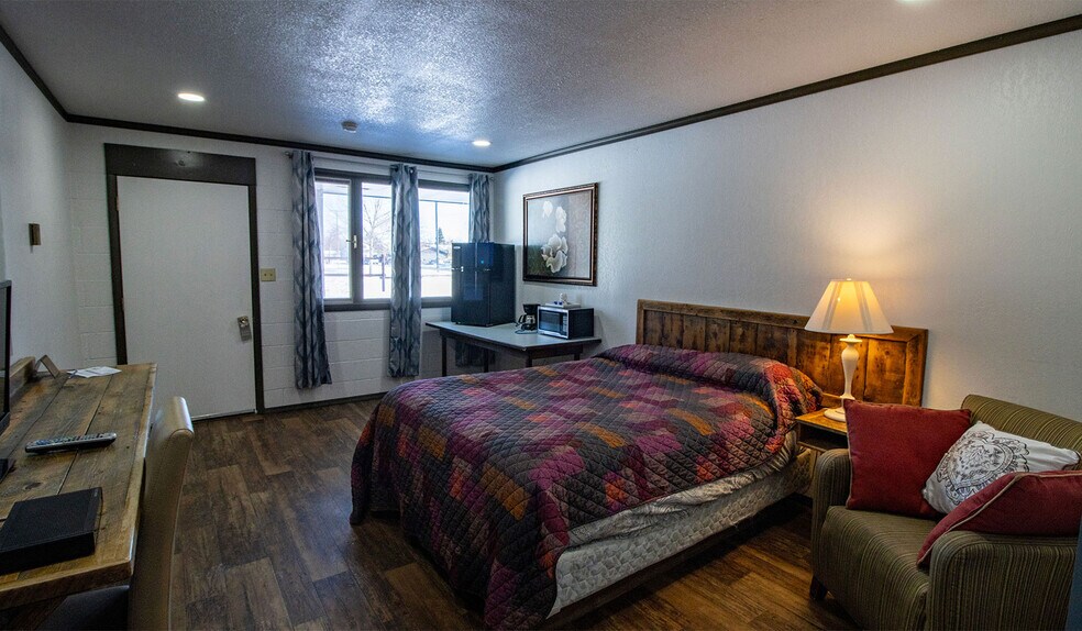 More Photos Of 412 N Front St, Townsend Hotel For Sale