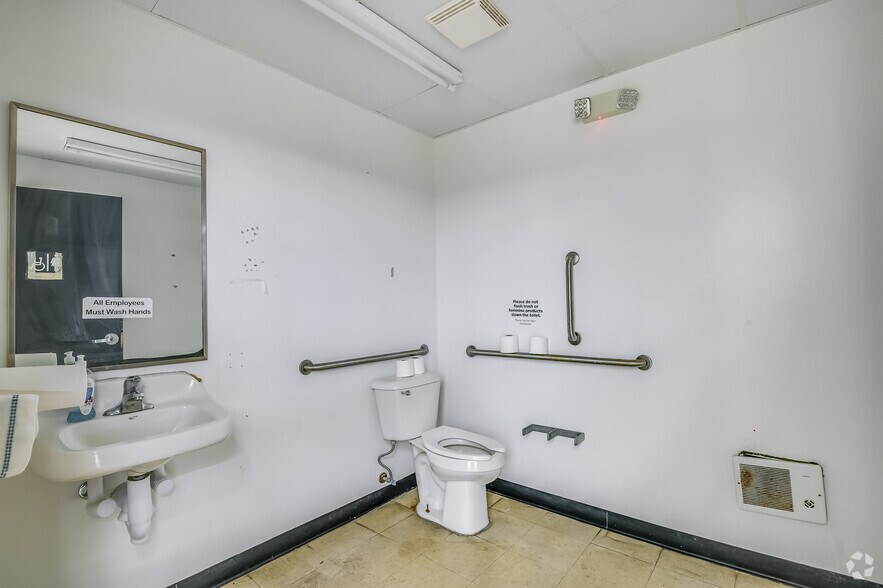 More Photos Of 1300 E Locust St, Milwaukee Convenience Store For Sale