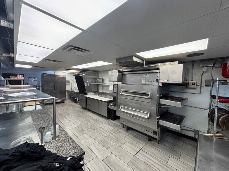 More Photos Of 4210 Sashabaw Rd, Waterford Freestanding For Sale