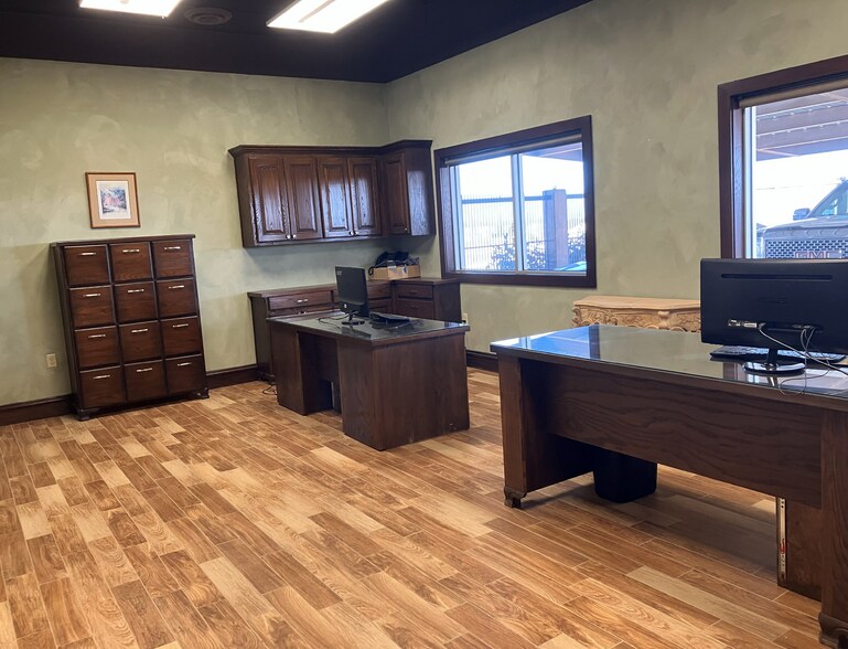 More Photos Of 2200 Garden Ln, Midland Warehouse For Sale