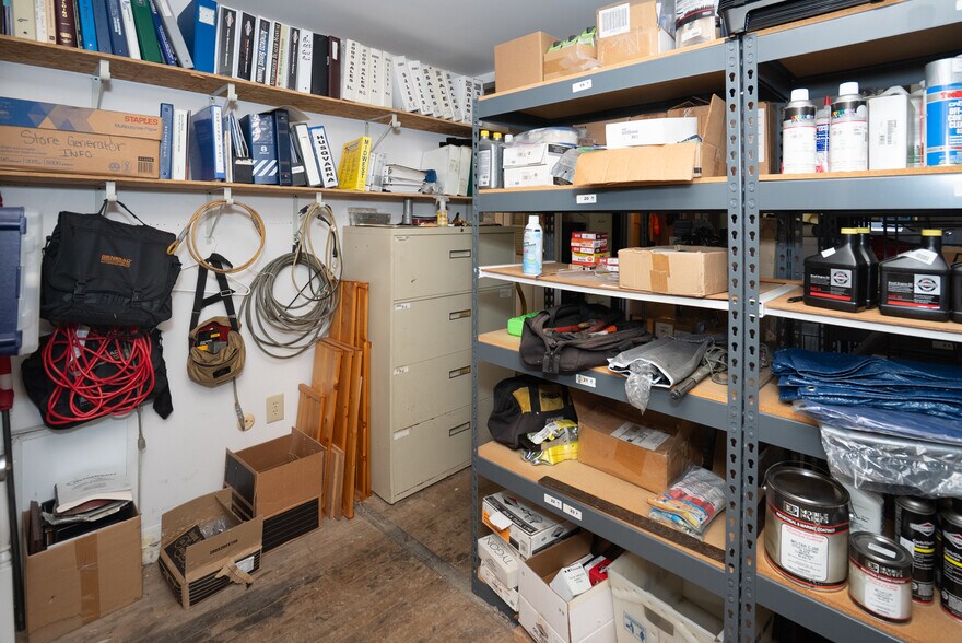 More Photos Of 7427 Dyke Rd, Clay Freestanding For Lease