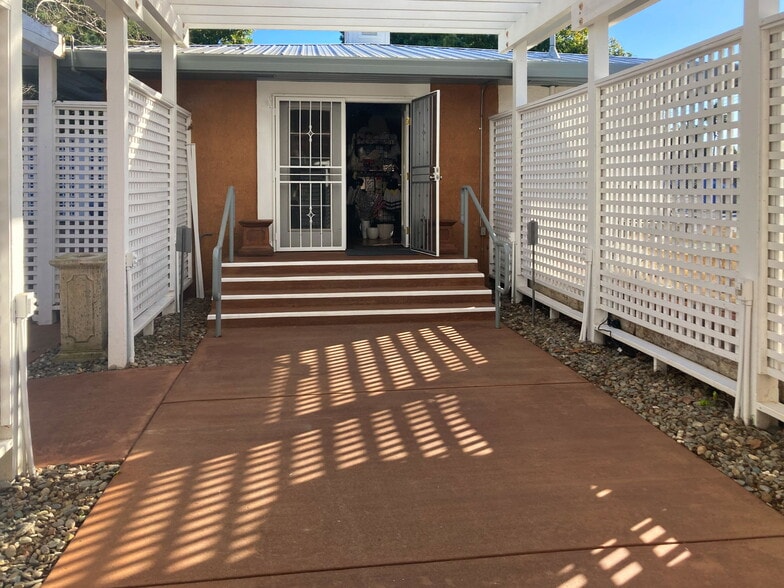 More Photos Of 870 Hartnell Ave, Redding Garden Center For Sale