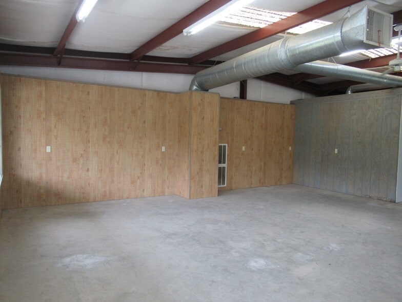 More Photos Of 220 SE Pike Rd, Sumter Garden Center For Lease
