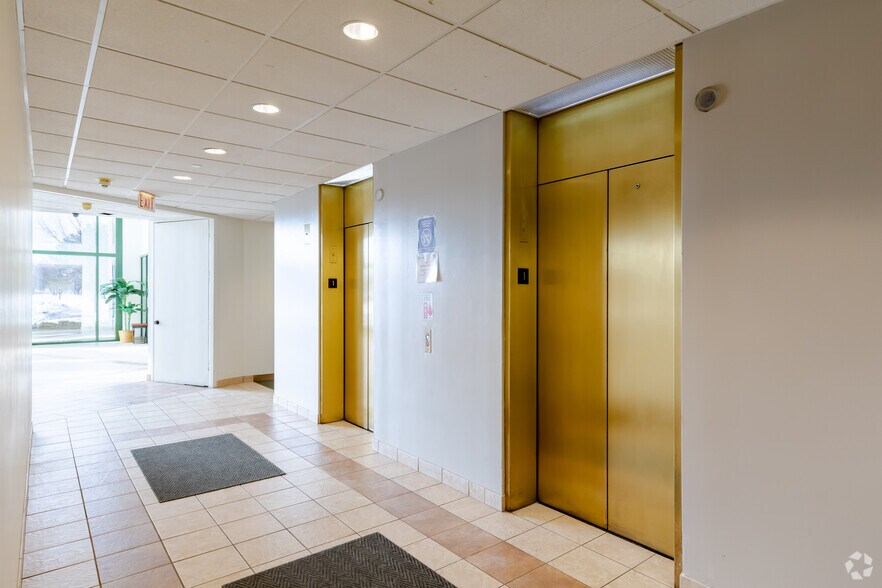 More Photos Of 900 S Frontage Rd, Woodridge Office For Lease