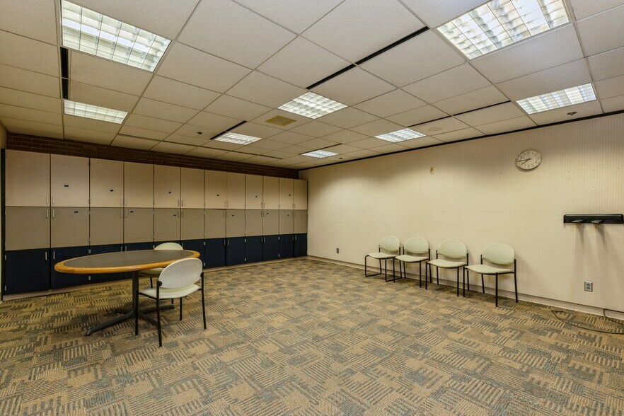 More Photos Of 4505 Douglas Ave, Des Moines General Retail For Sale