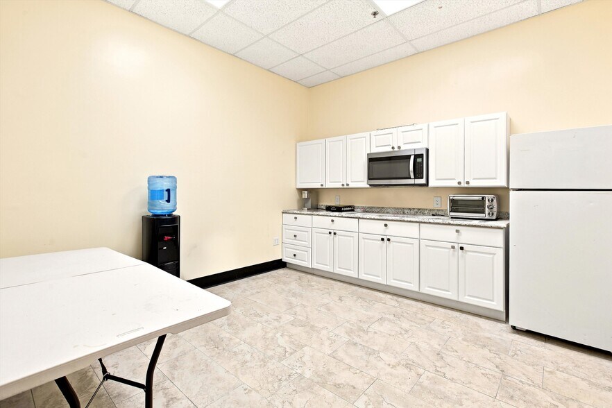 More Photos Of 2721 NW 19th St, Pompano Beach Showroom For Lease