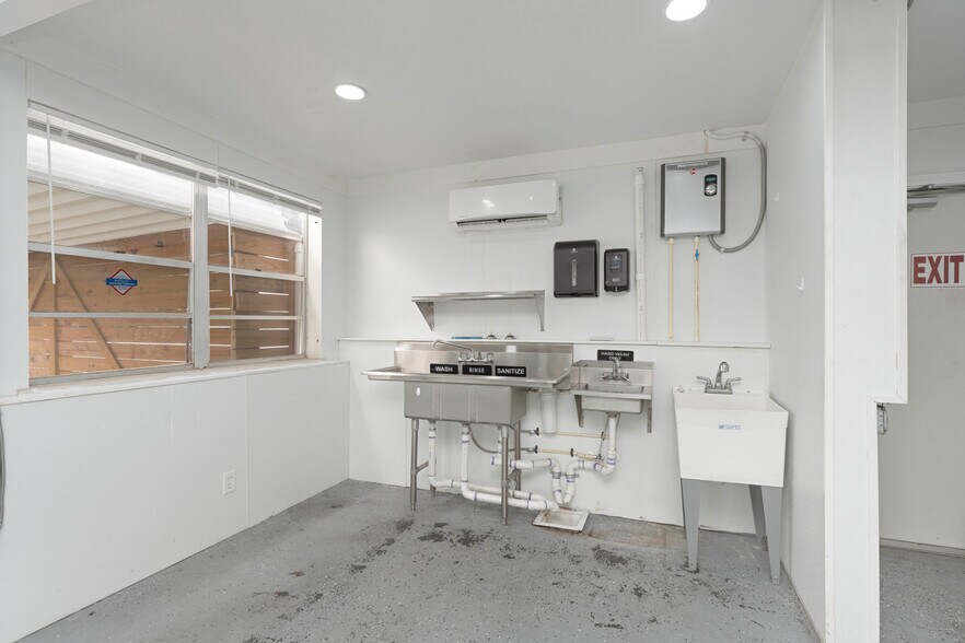 More Photos Of 1352 N Main St, Jacksonville Auto Dealership For Lease