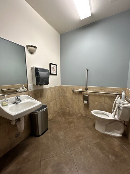 More Photos Of 463 Tremont St W, Port Orchard Medical For Lease