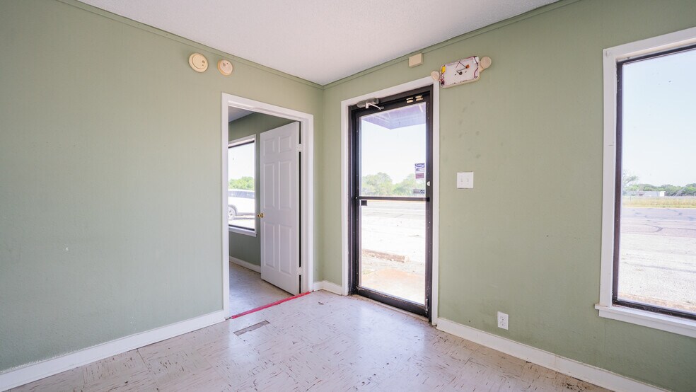More Photos Of 7050 US Highway 87, San Antonio Freestanding For Sale