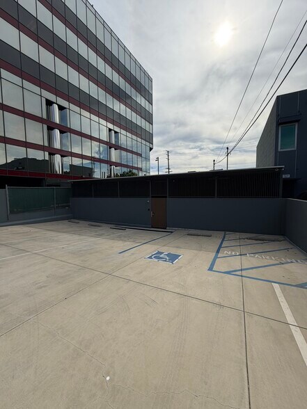 More Photos Of 2558 Overland Ave, Los Angeles Office For Lease