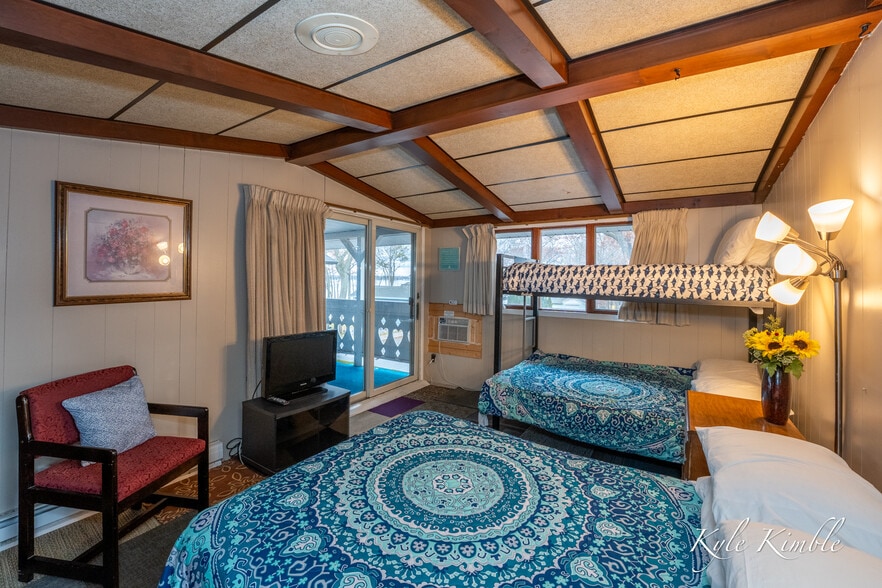 More Photos Of 104 W Houghton Lake Dr, Prudenville Hotel For Sale