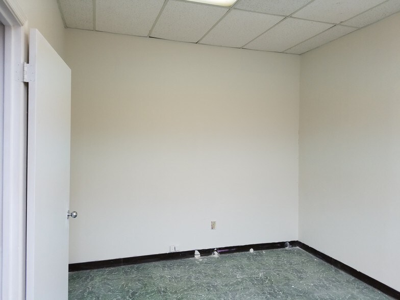 More Photos Of 18775 N Frederick Rd, Gaithersburg Warehouse For Lease