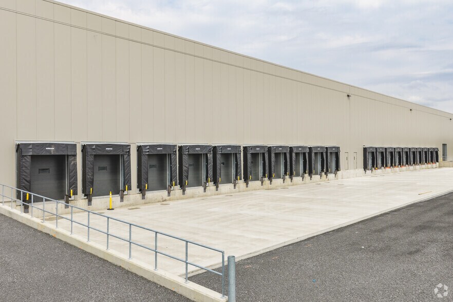 More Photos Of Crt Corporatif Laval, Laval Unknown For Lease