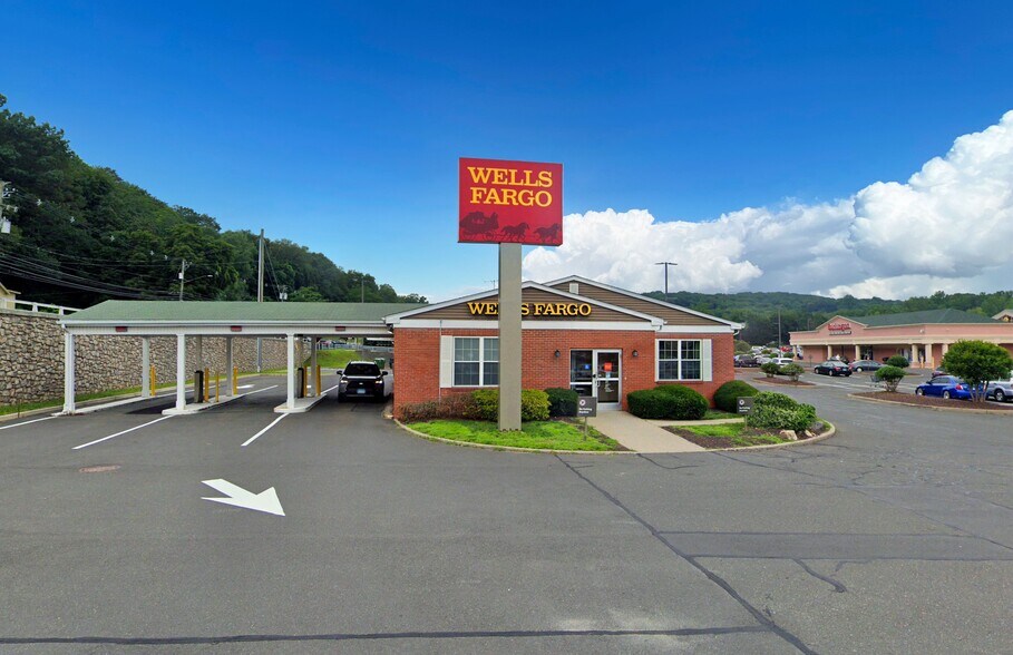 More Photos Of 1 Padanaram Rd, Danbury Storefront For Lease