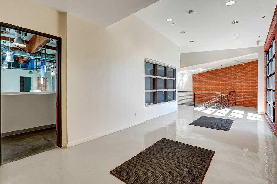 More Photos Of 2330 Pontius Ave, Los Angeles Loft Creative Space For Lease