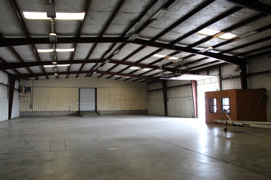 More Photos Of 559 N 13th St, Rogers Warehouse For Lease