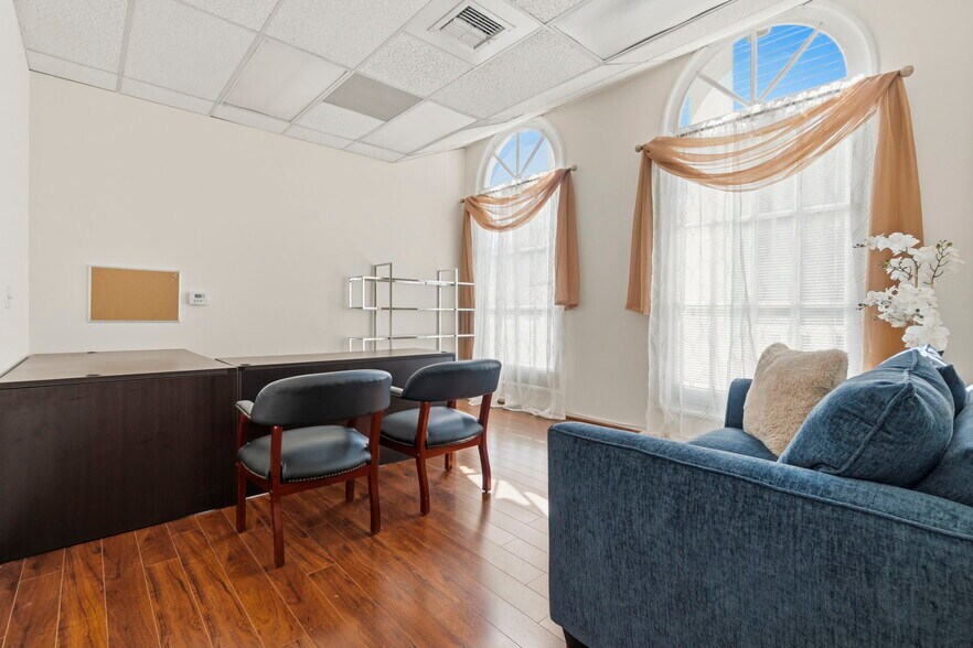 More Photos Of 20501 Ventura Blvd, Woodland Hills Office For Lease