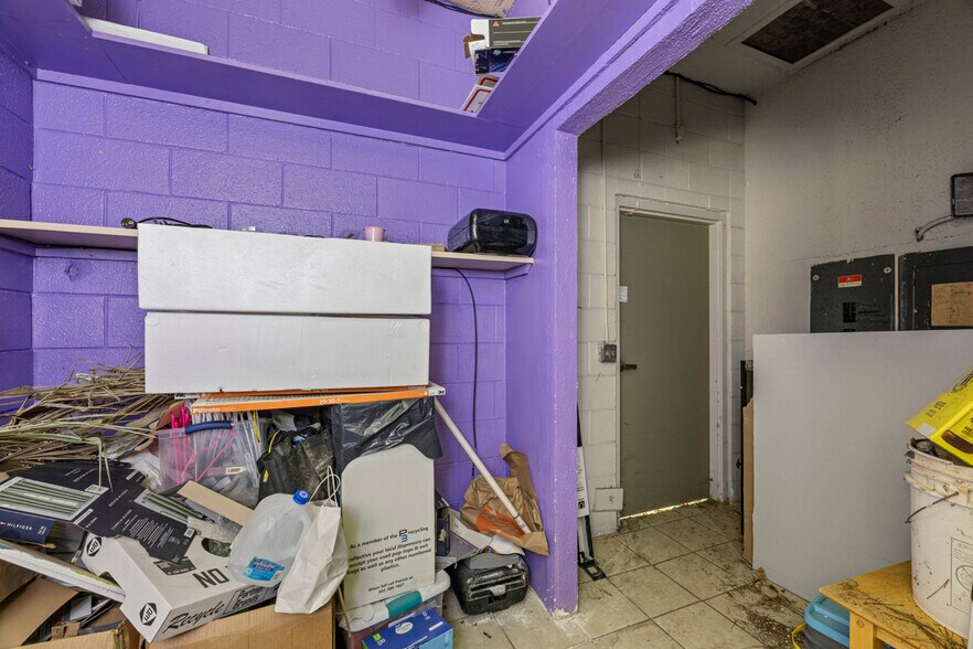 More Photos Of 603 S Riverside Ave, Medford General Retail For Sale