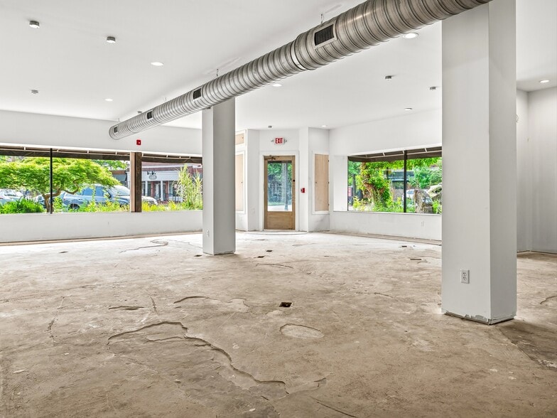 More Photos Of 5 Biltmore Plz, Asheville Storefront For Lease