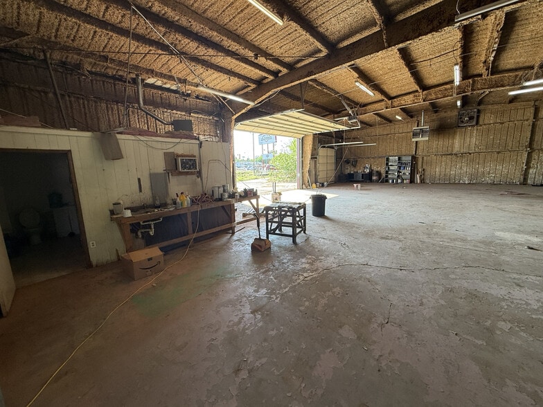 More Photos Of 6601 S Shields Blvd, Oklahoma City Service For Lease