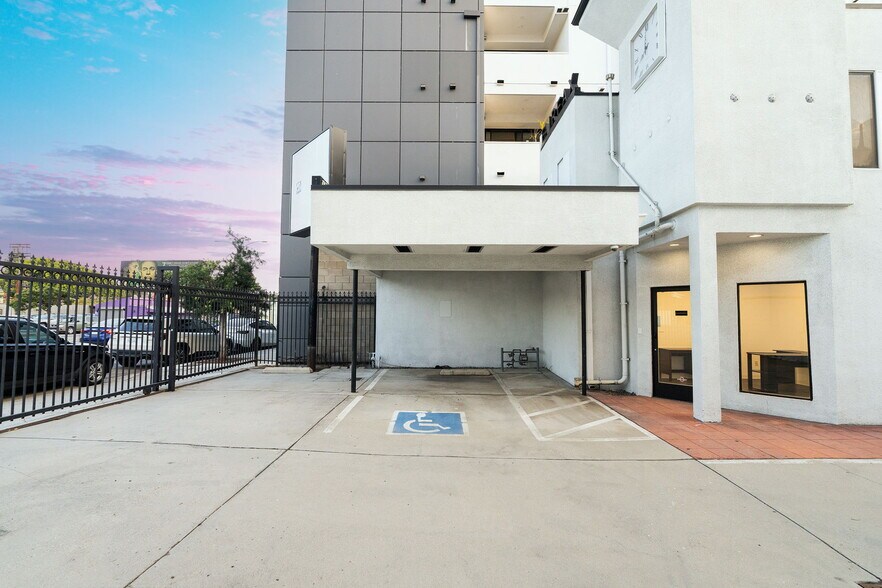 More Photos Of 739-741 N Fairfax Ave, Los Angeles Medical For Sale