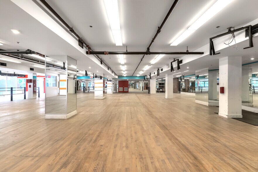 More Photos Of 7345 Boul Saint-Laurent, Montréal Storefront Retail Residential For Sale