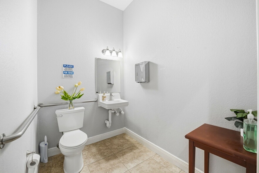 More Photos Of 15303 Huebner Rd, San Antonio Medical For Sale