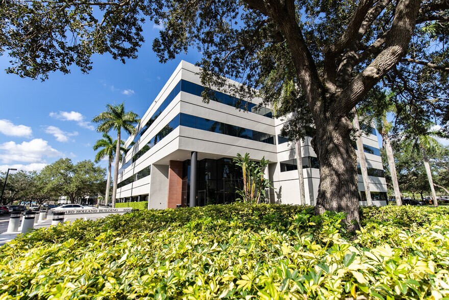 More Photos Of 8100 Oak Ln, Miami Lakes Office For Lease
