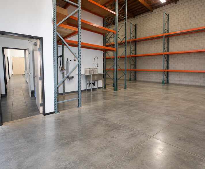More Photos Of 1521 Railroad St, Glendale Warehouse For Lease