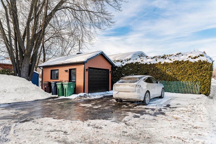 More Photos Of 531 Rue Du Conseil, Sherbrooke Office For Sale