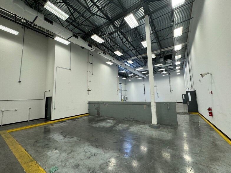 More Photos Of 4055 English Oak Dr, Lansing Light Manufacturing For Lease